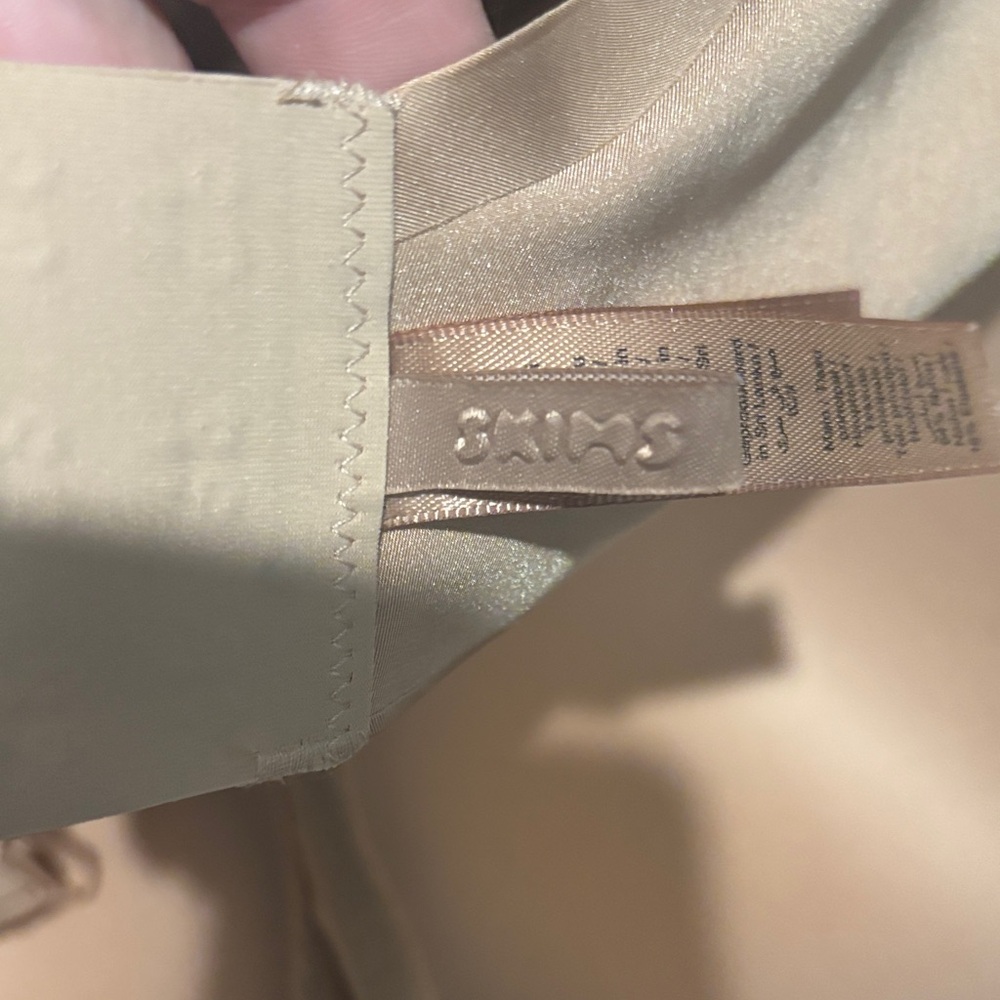 SKIMS push-up nipple bra - Picture 3 of 4